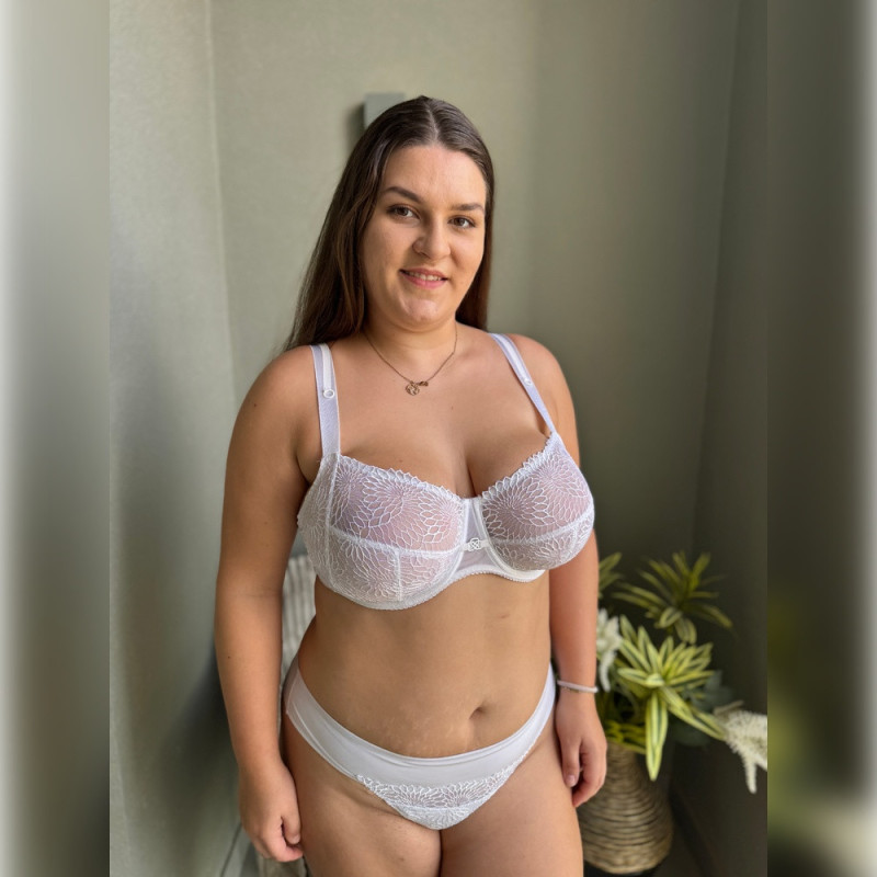 Weißer Spitzen-BH mit Slip